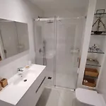 Apartment Hyper Centre, Beach 80M, Parking Available, Air Conditioning
