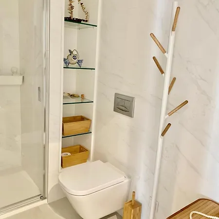Hyper Centre, 80m, Parking Available, Air Conditioning Apartment *