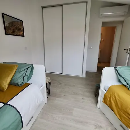 Hyper Centre, 80m, Parking Available, Air Conditioning Nazare